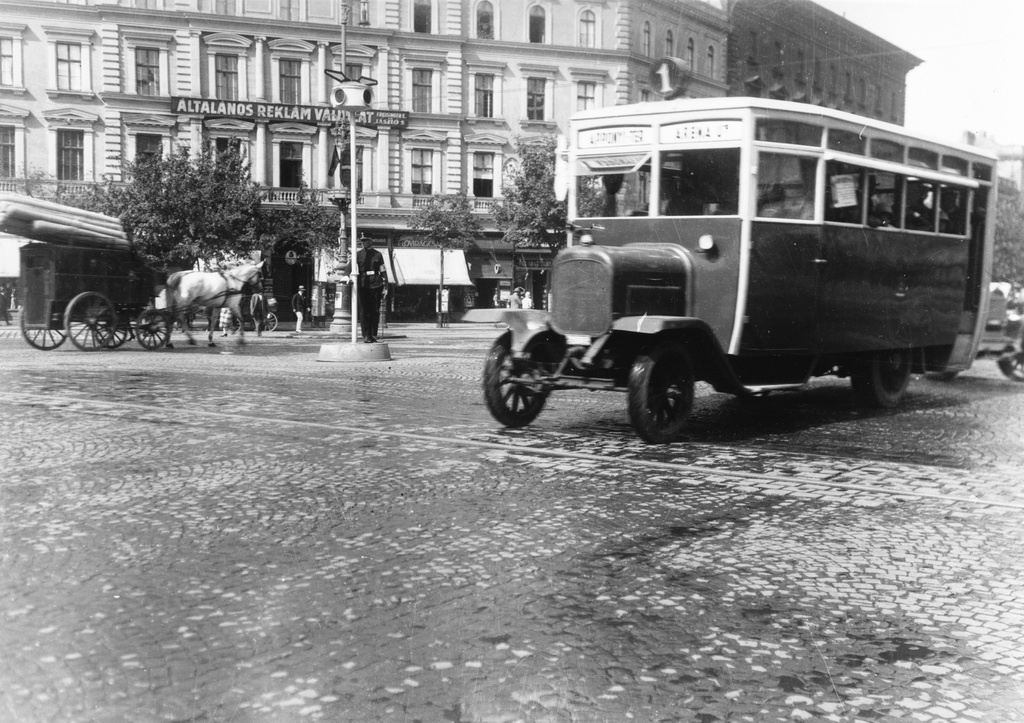 Autobusz-1920asEvek-Fortepan.hu-24112