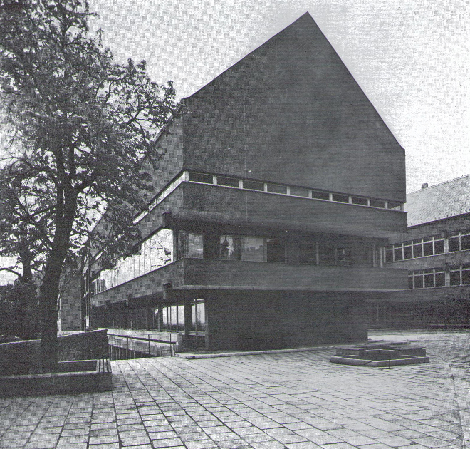 TarnokUtcaiIskola-Udvar-MagyEpMuv-1970-04-p39