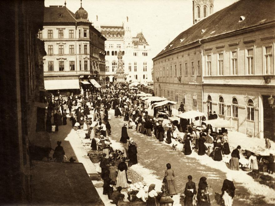 Varnegyed-1905Korul-Piac-fortepan.hu-115827