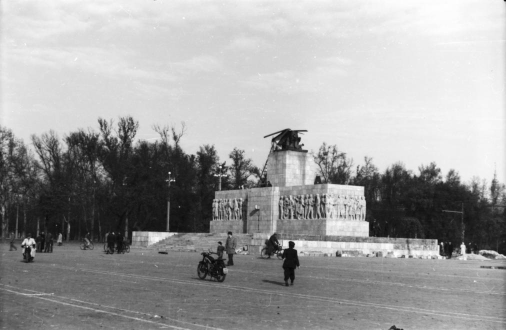 SztalinSzobor-1956-fortepan.hu-128745