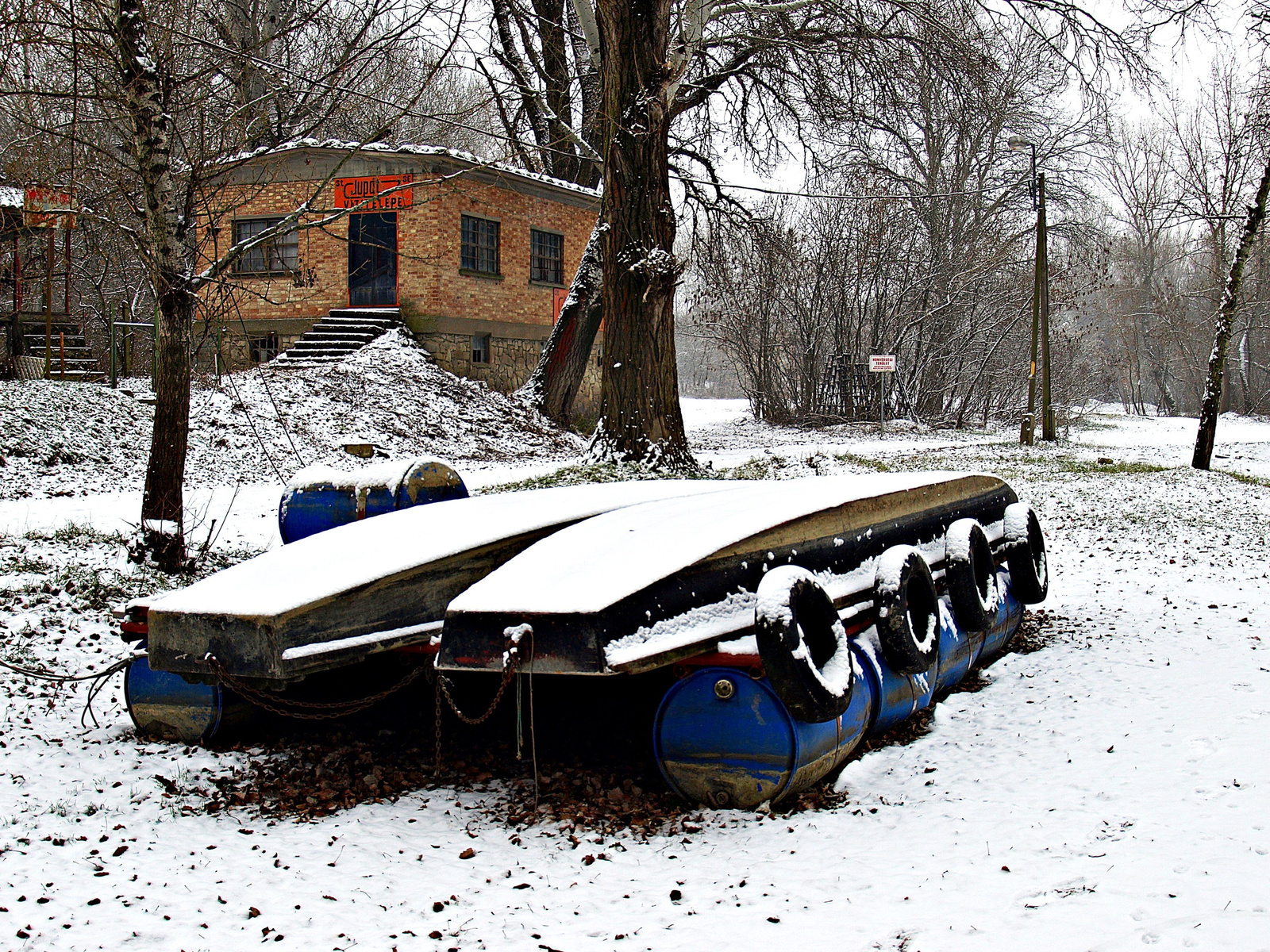 553 Tisza, csónakok a parton