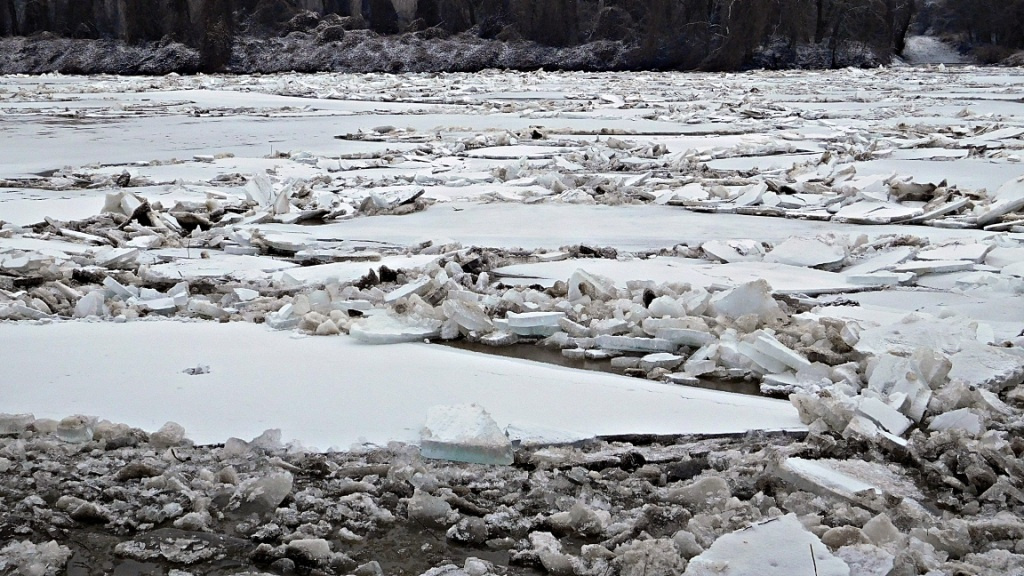 Torlódik a jég a Tiszán
