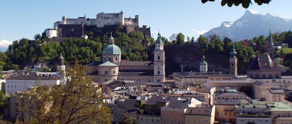 Salzburg, panoráma - tornyok, vár, Alpok