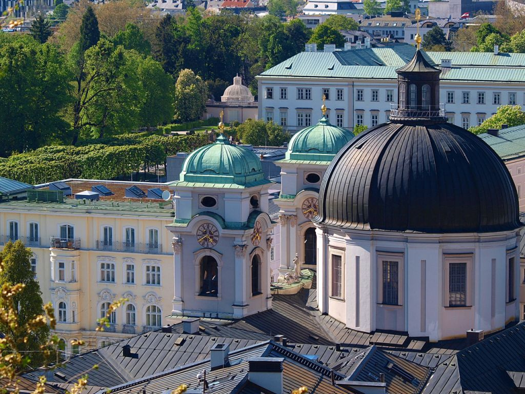 Salzburg, panoráma - Szentháromság templom a Mirabellel