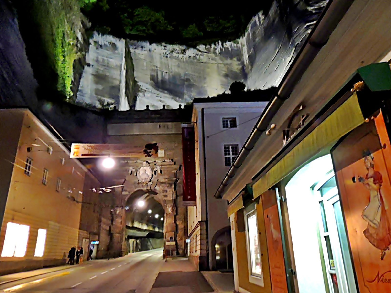 Salzburg éjjel - Siegmundstor (Neutor) Közúti alagút.