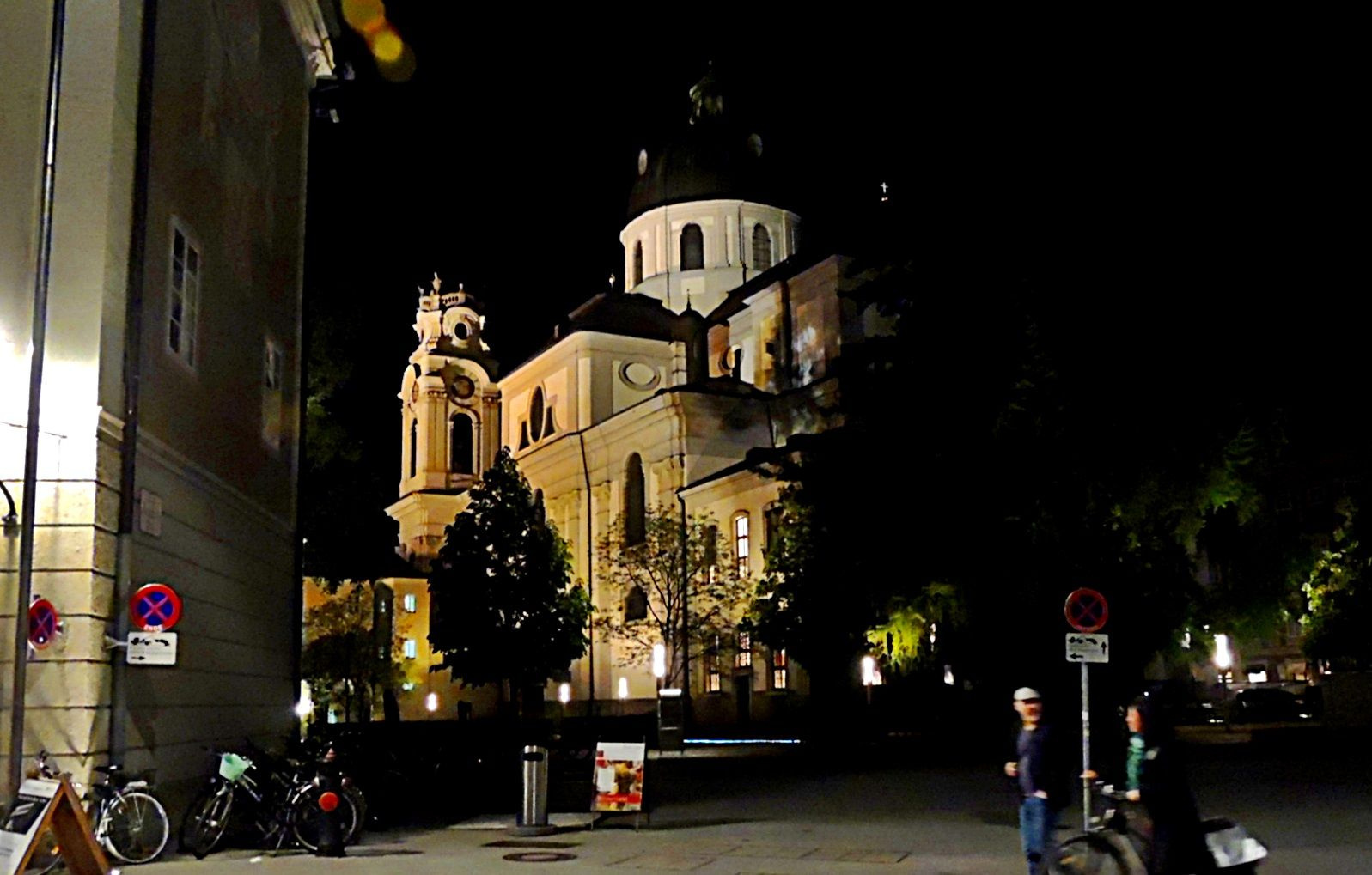 Salzburg éjjel - Kollegien kirche