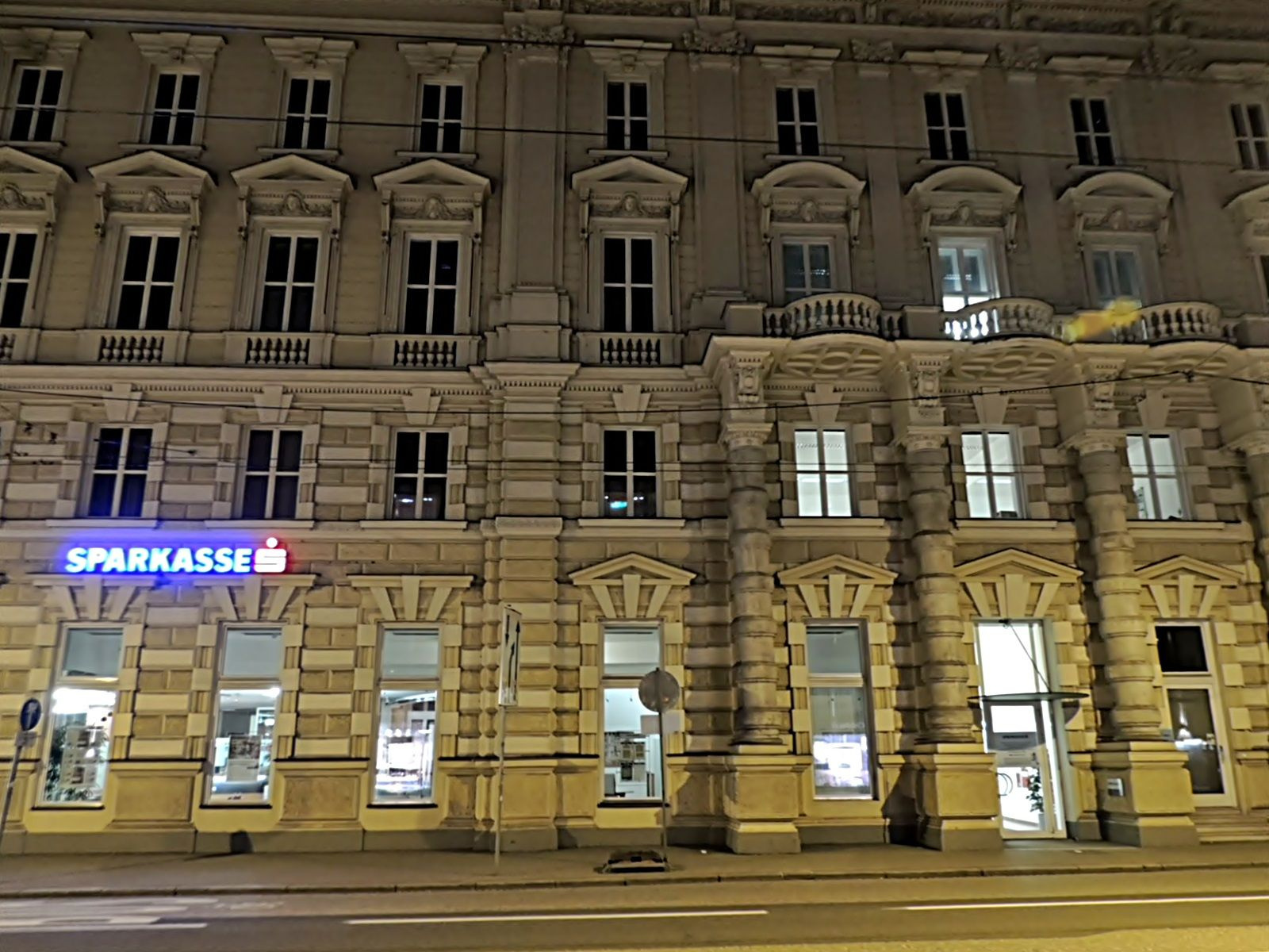 Salzburg éjjel - Sparkasse