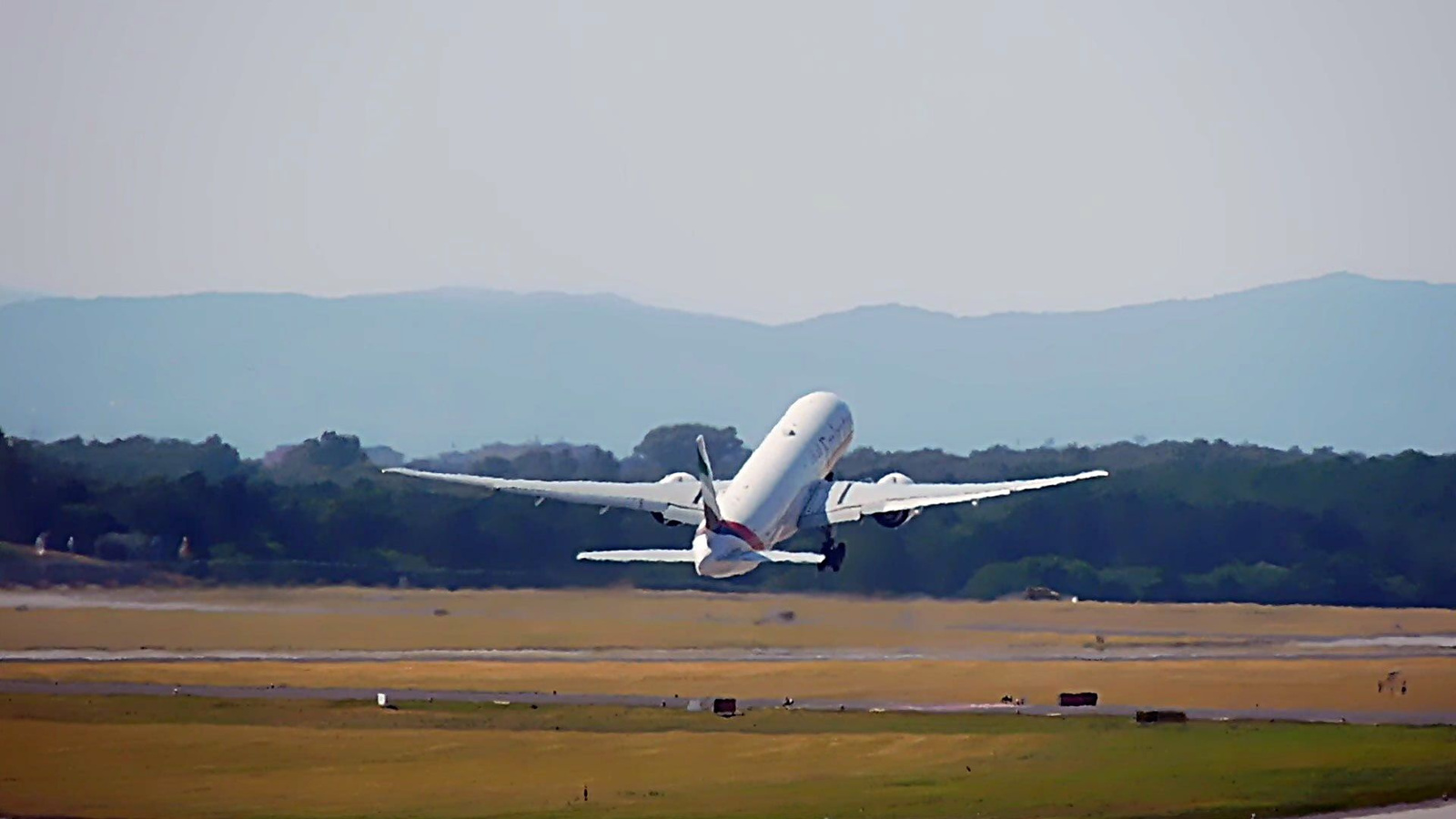 Boeing 777-300 ER, Emirates felszállás