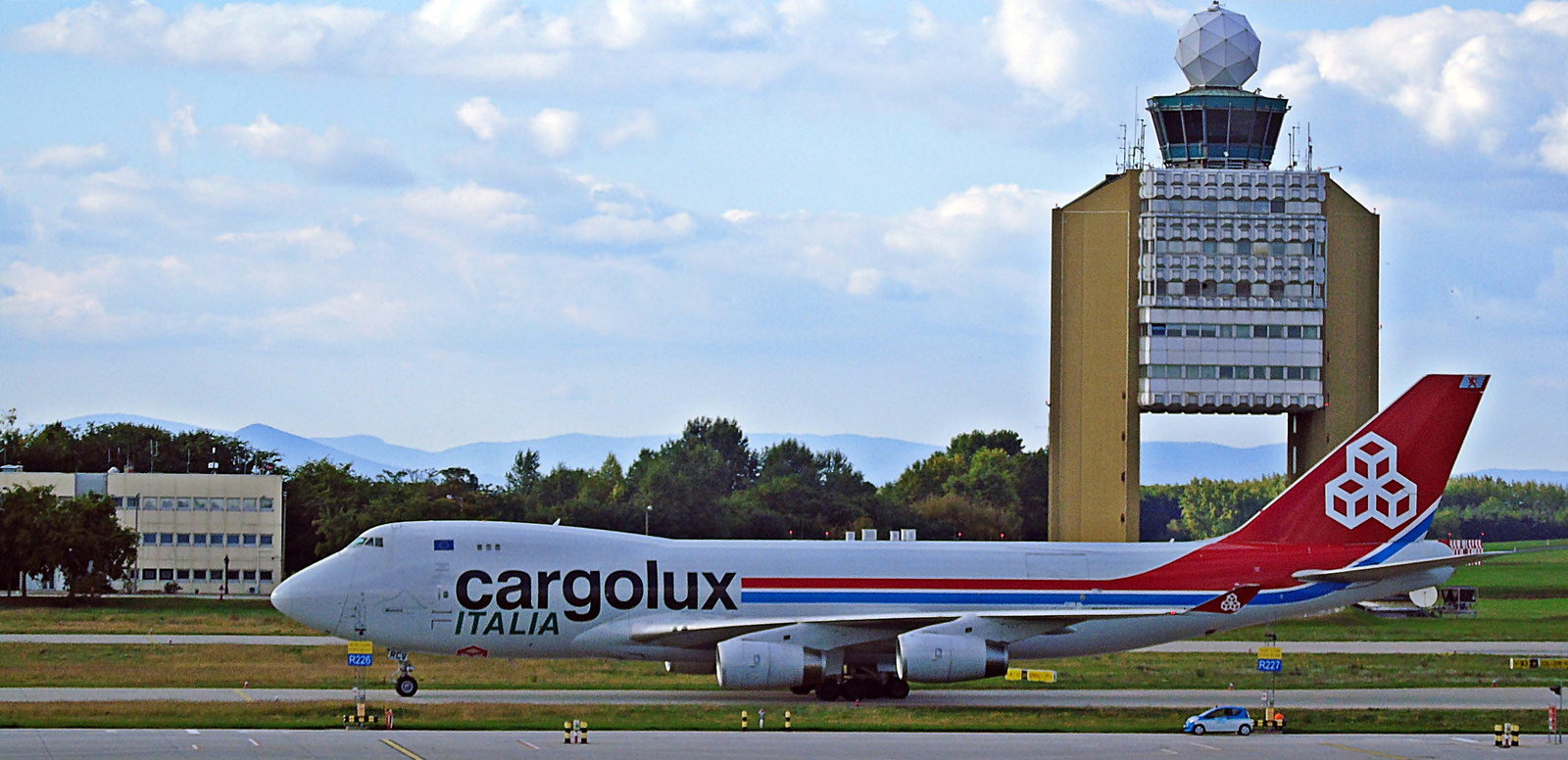 Boeing 747-4R7F Cargolux Italia