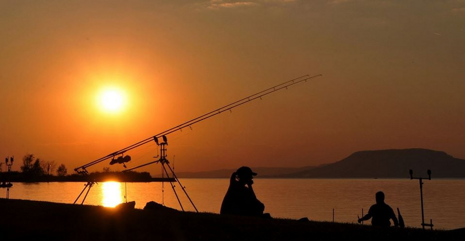 Horgászok naplementében