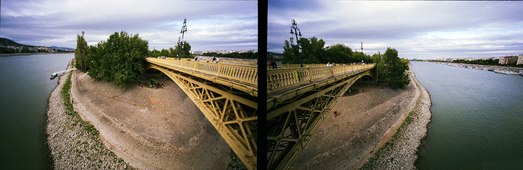 Margaret bridge - Voigtänder Bessa L Heliar 15mm f4.5 Fuji Super