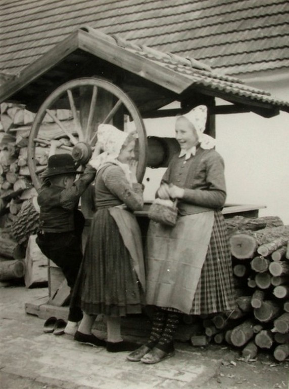 Beszélgetés egy régi kerekes kút mellett, 1936.