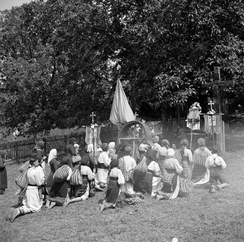 Búcsújárók. Füzesmikola, 1940.3