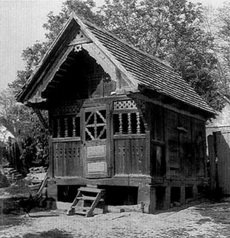 Díszesen faragott oromzatú gabonatartó hombár. Magyarbóly, 1979.