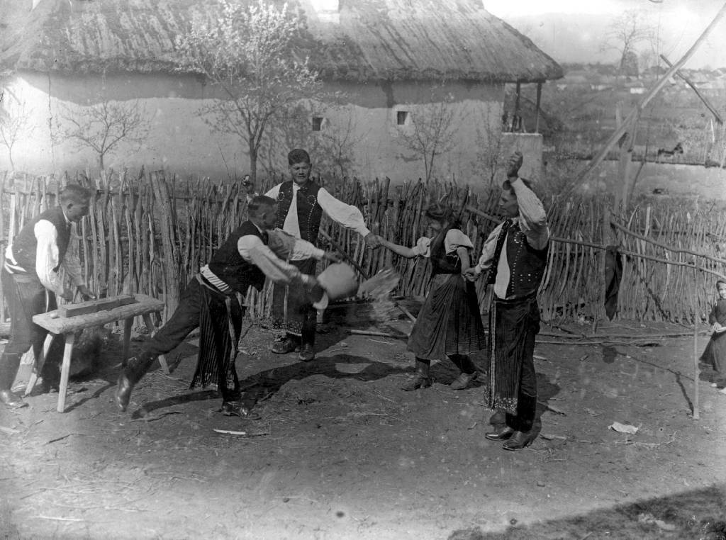 Húsvéti locsolkodás. Rimóc, Nógrád megye, 1930.