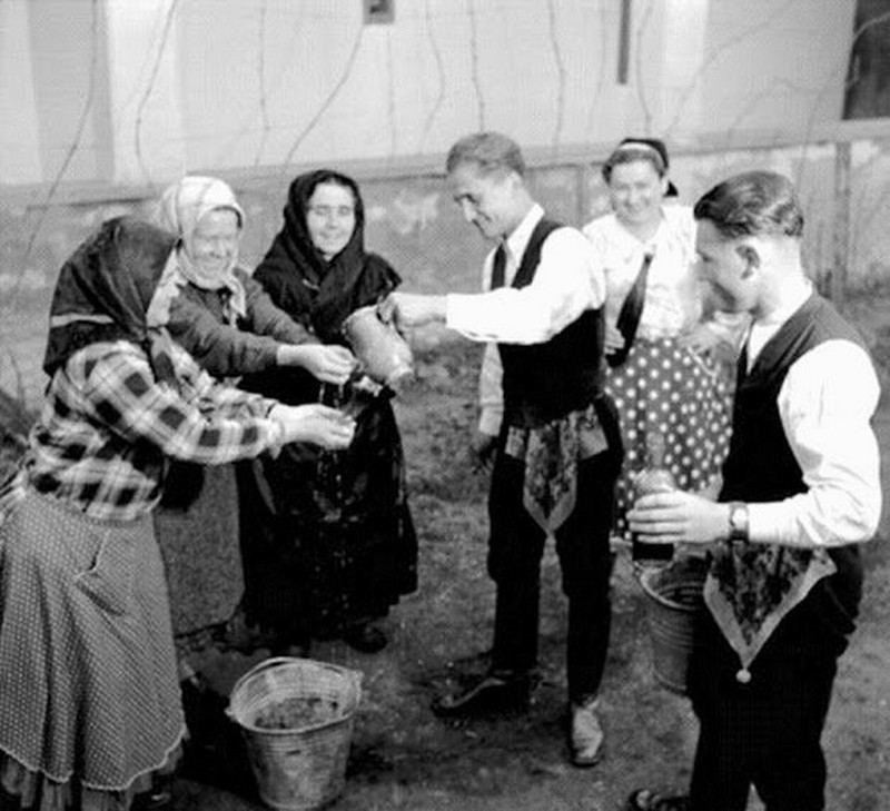 Húsvéti népszokások Miske 1955 (Az idősebbeknek a kezükbe öntik 