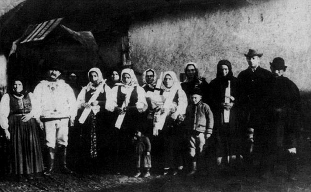 Keresztelőre egybegyűltek csoportja, a komaasszonyok kezében kol