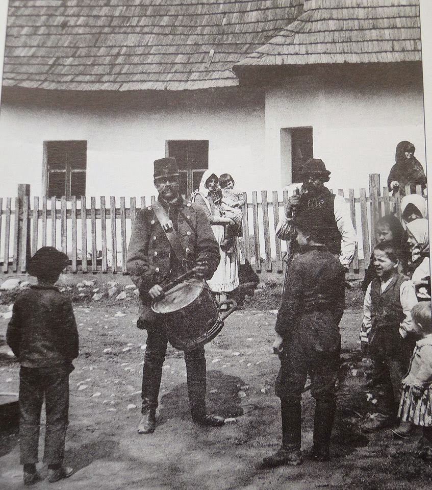Kisbíró kidobolja a híreket Körmöcbányán 1900 körül.