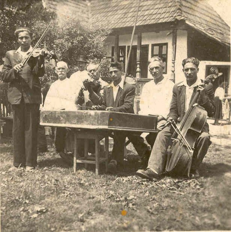 Péterlaki zenekar Jobbágytelkén az 1950-es években.