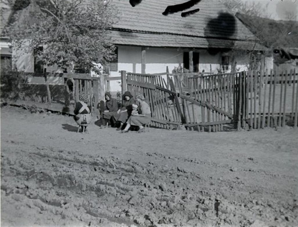 Tanyázás a kapu előtt; Tiszaigar,Heves megye, 1950.