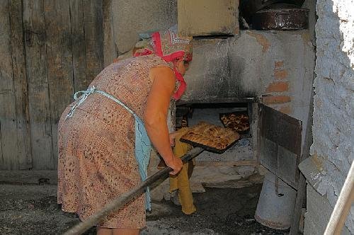 Cirokszárra tekert kiskürtős-kalács, kemencében (7)