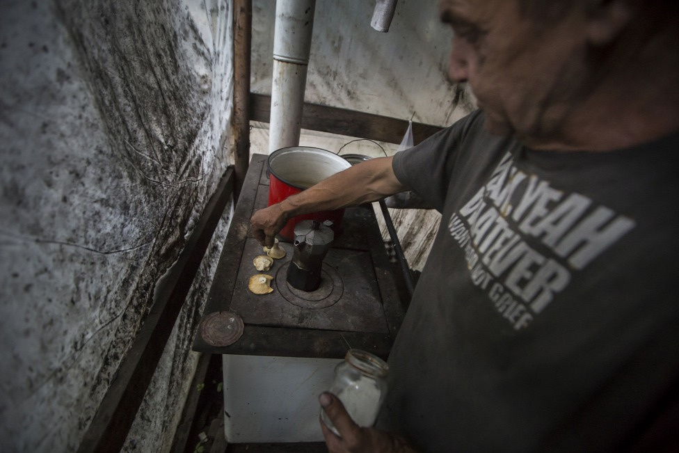 Szénégetők dolgoznak Székelyföldön Erdőfüle fölött, Hargita és K