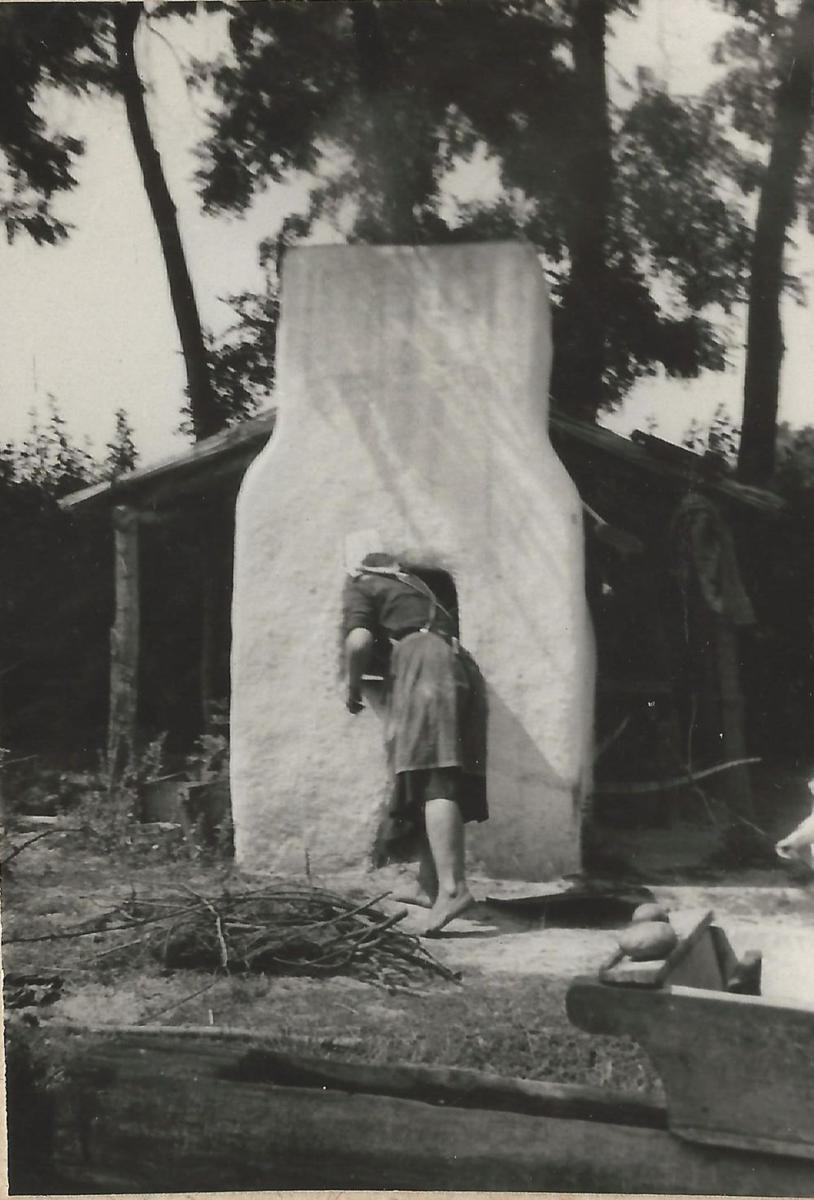 A kenyér bevetése udvari kemencébe. Kiskunhalas, 1965. 814x1200