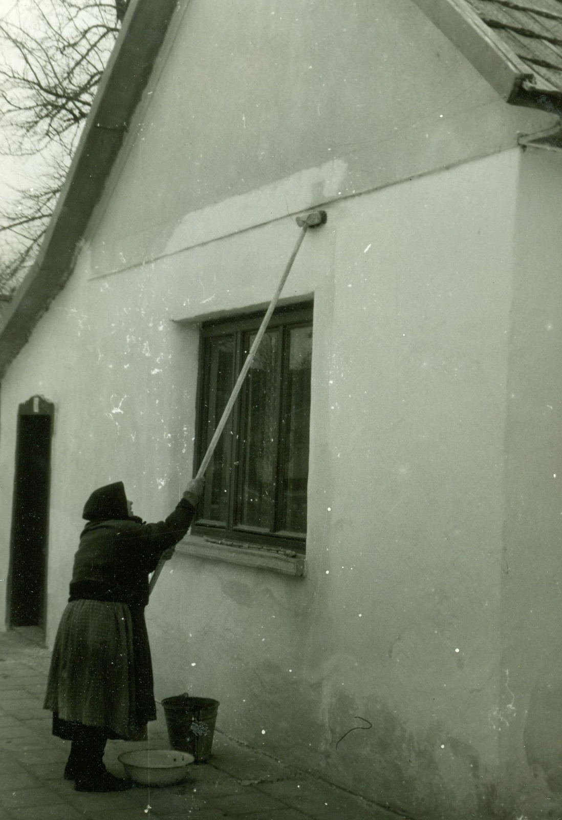 Húsvét előtti meszelés. Szank, 1961.