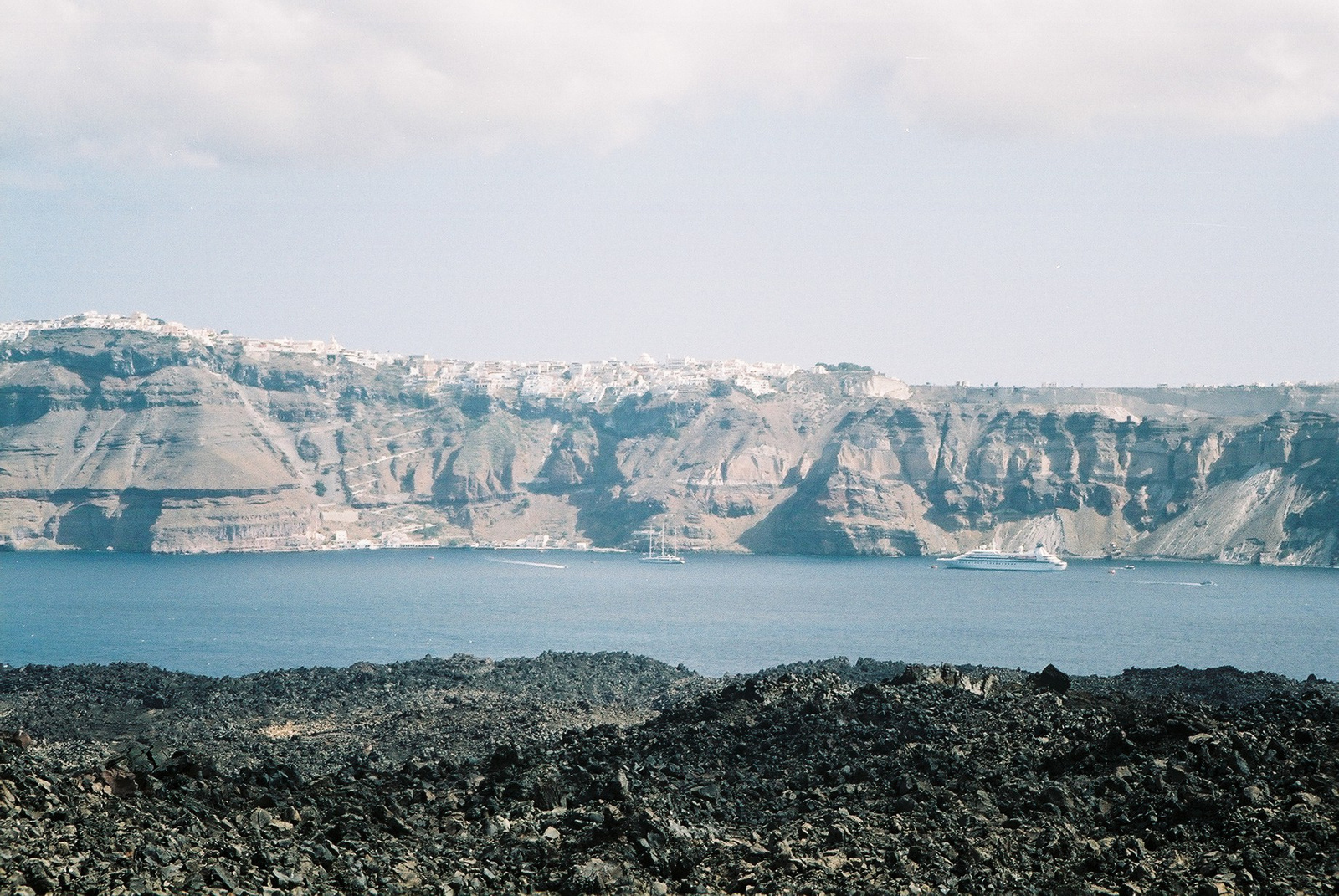 167 - Fira - a caldera szélére épült