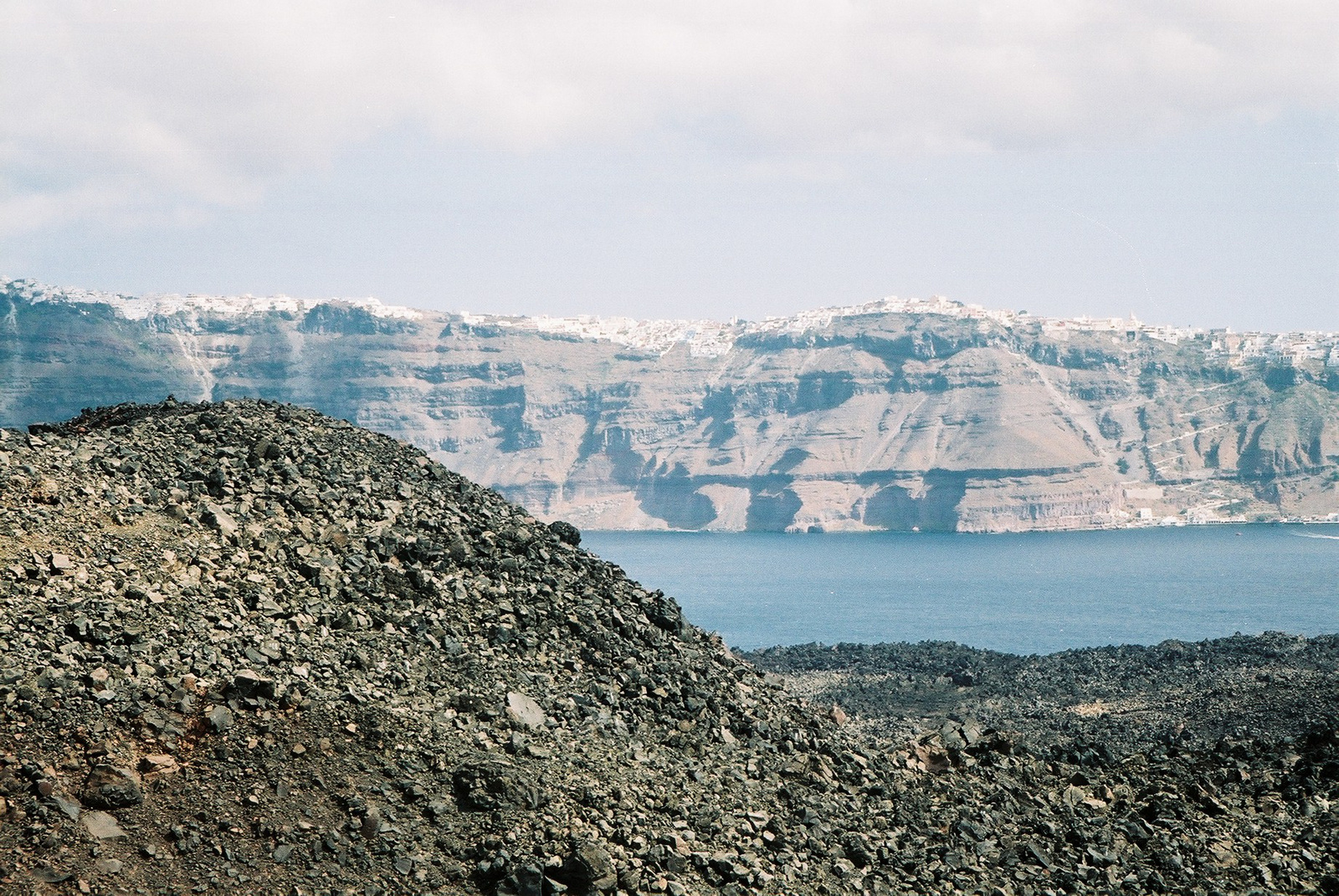 165 - Fira - a caldera szélére épült