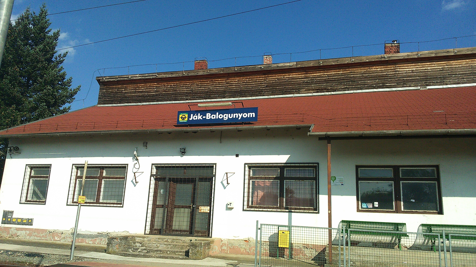 Ják-Balagunyom állomásépülete jobboldalról fényképezve