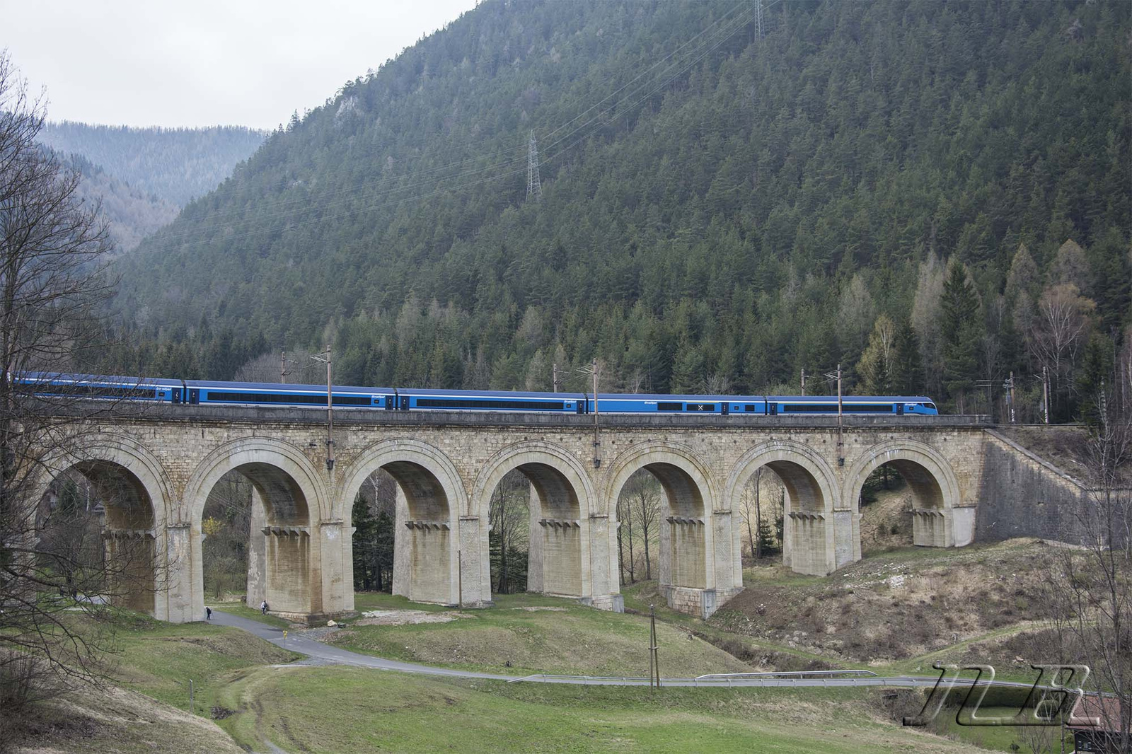 Adlitzgraben Viadukton halad a Cseh Railjet
