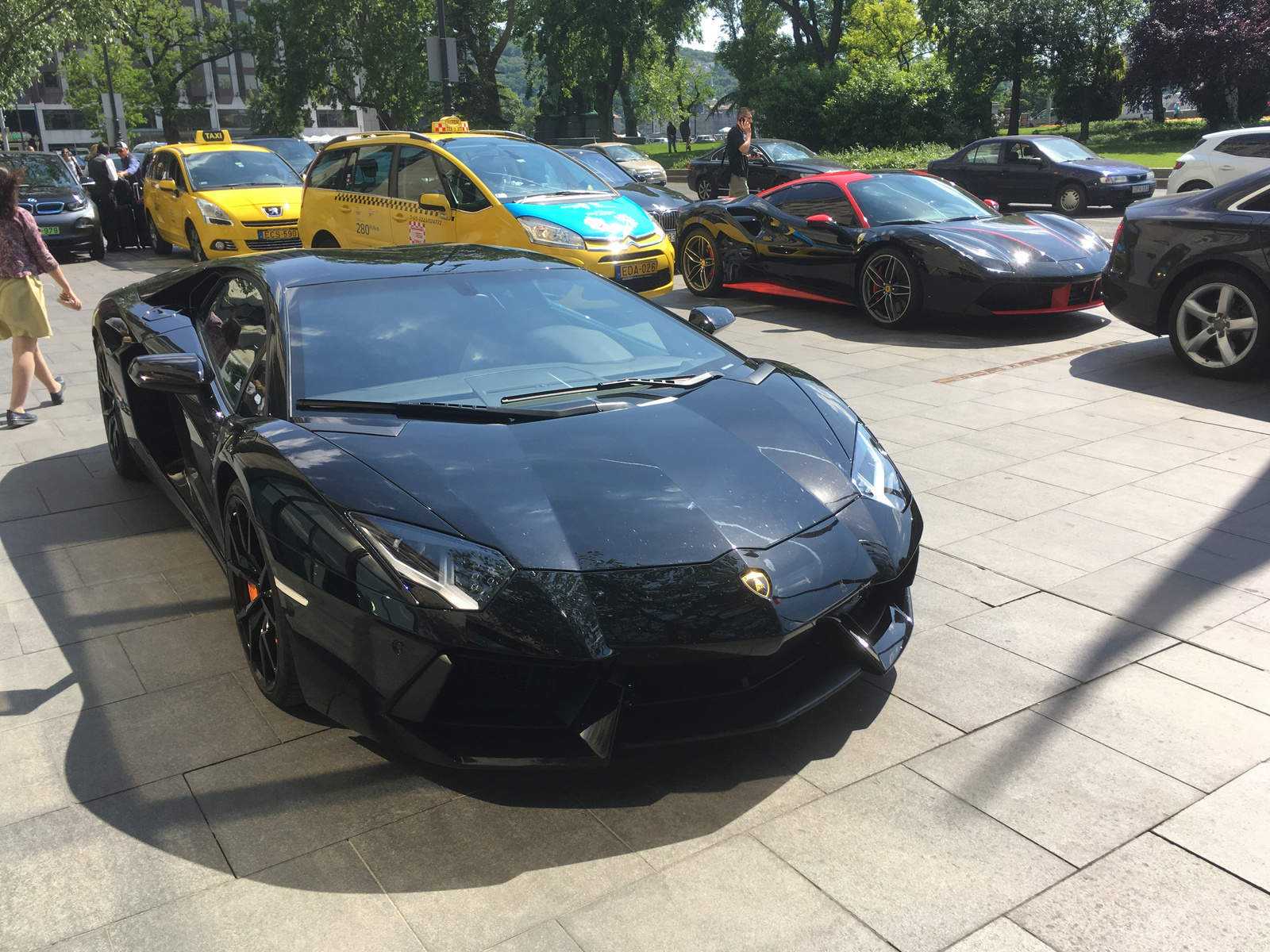 Lamborghini Aventador LP700-4 - Ferrari 488 GTB