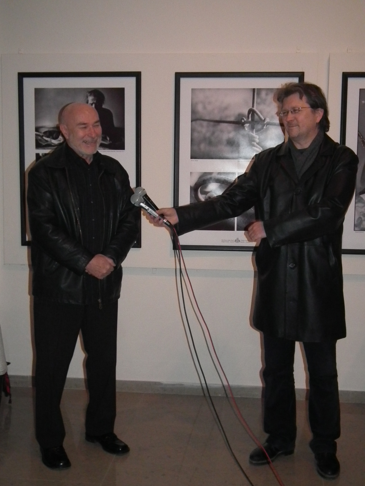 Zombori foto-club elnöke Branko Milesevic köszönti a kiállítás r