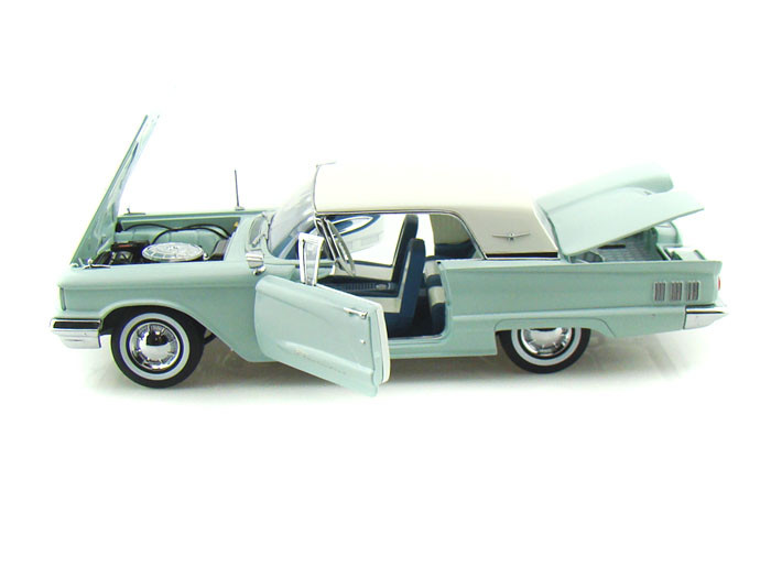 SunStar 1960 Ford Thunderbird Hard Top, Skymist Blue 1-18 02