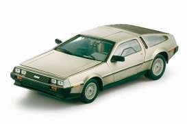 SunStar 1981 DMC Delorean LK Coupe Stainless Steel 1-18