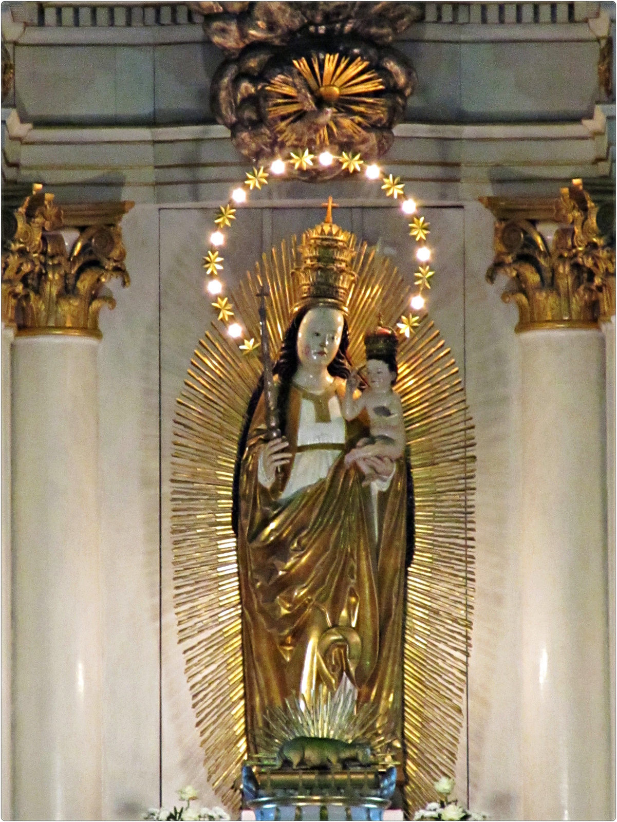 csodatevo Maria szobor