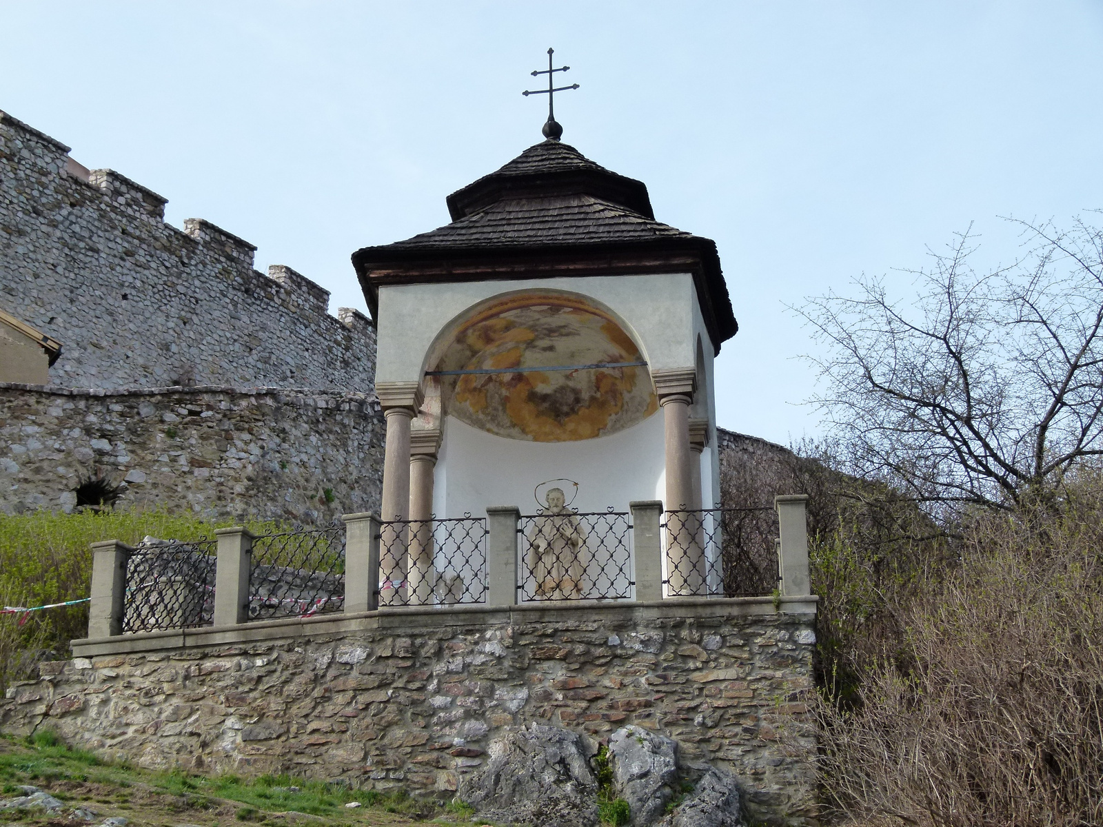 Krasznahorka, vár bejáratánál (P1110756)