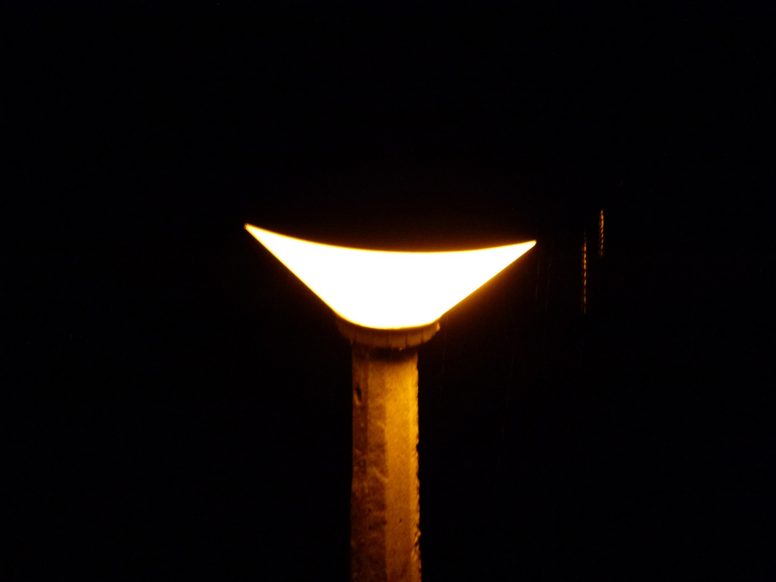 Esőcseppen tükröződő lámpafény (P1210800)