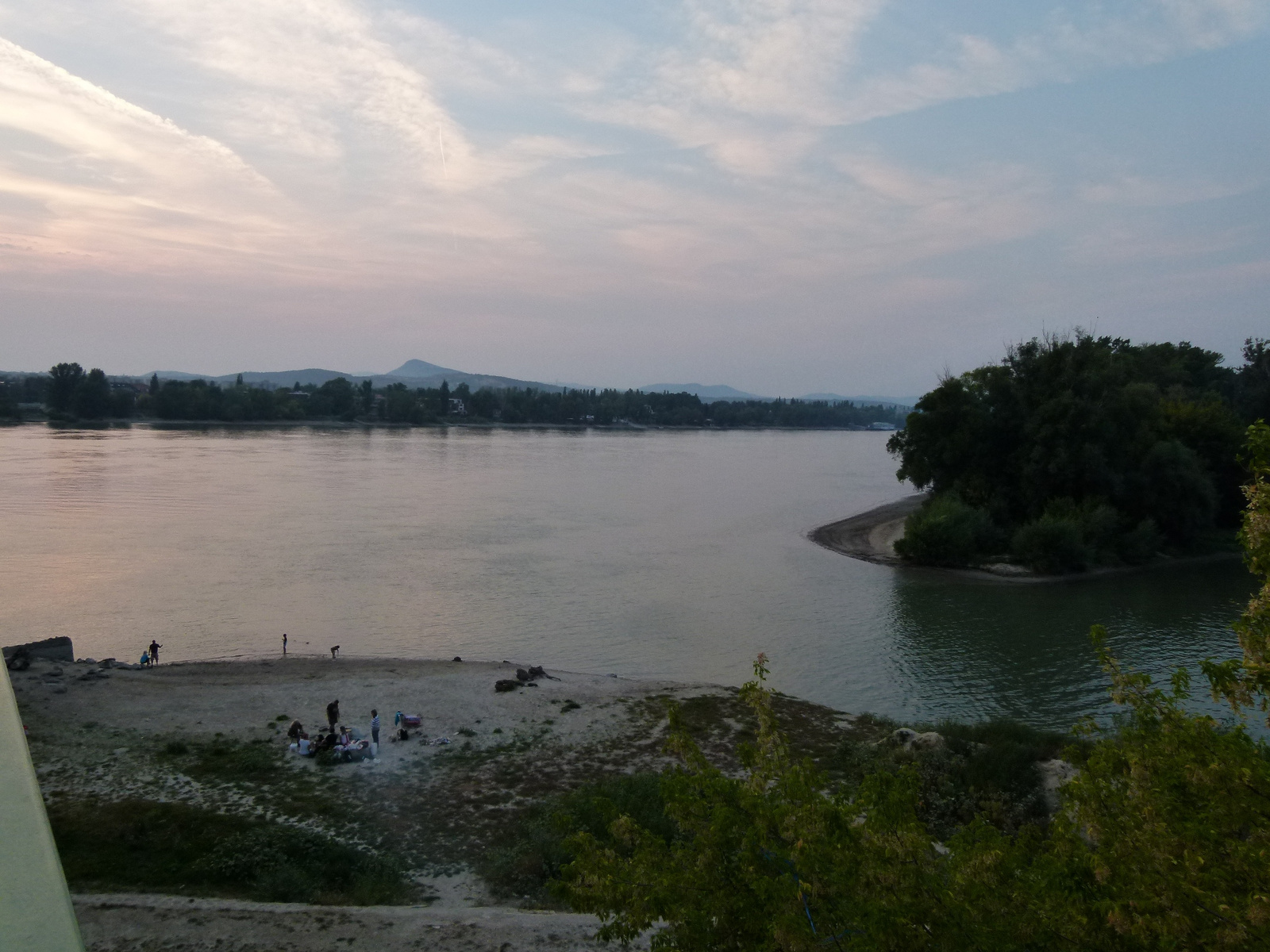 Pezsgő élet a Duna partján (P1250381)