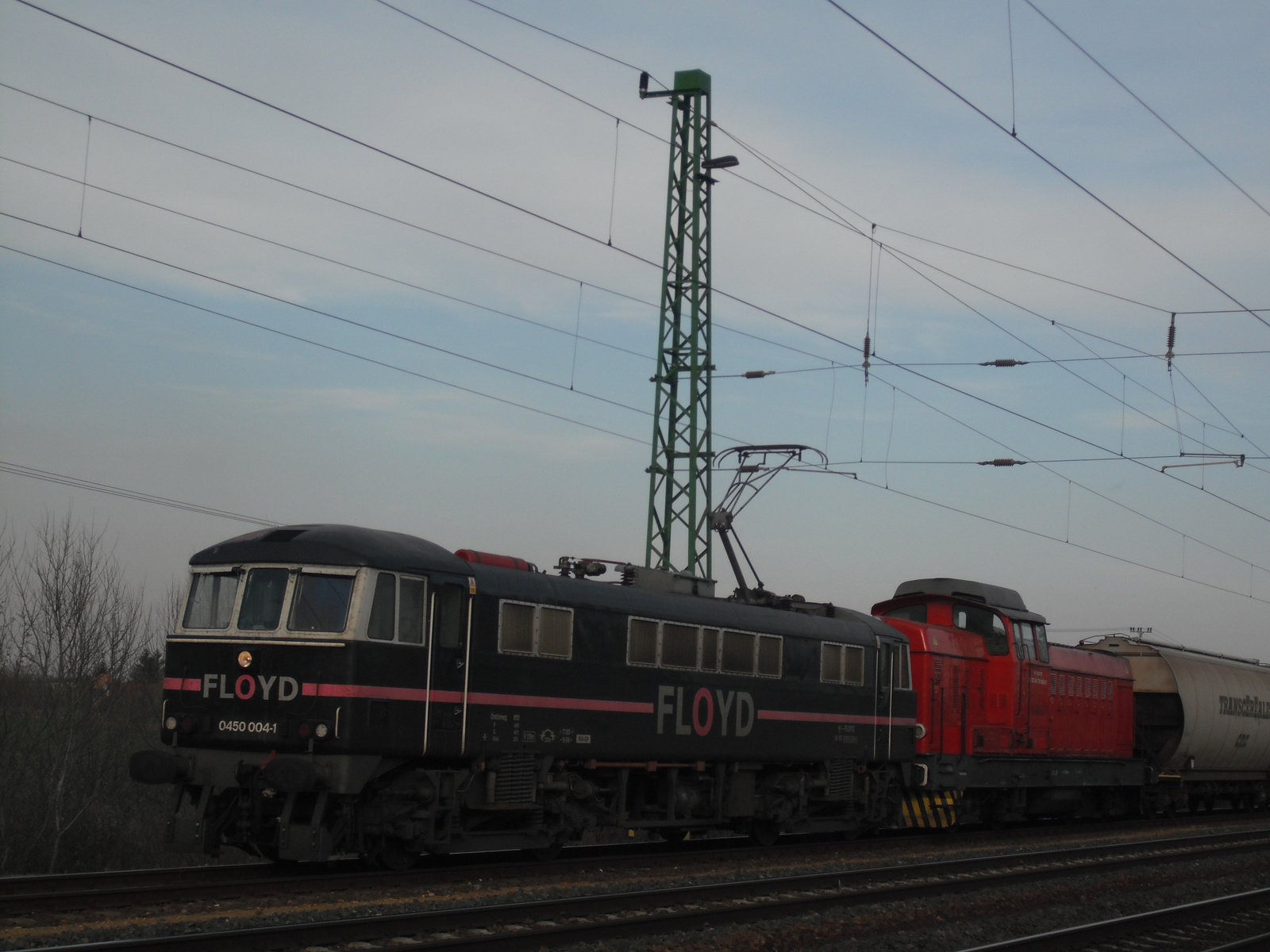 450 004-1 + Floyd Dácsia