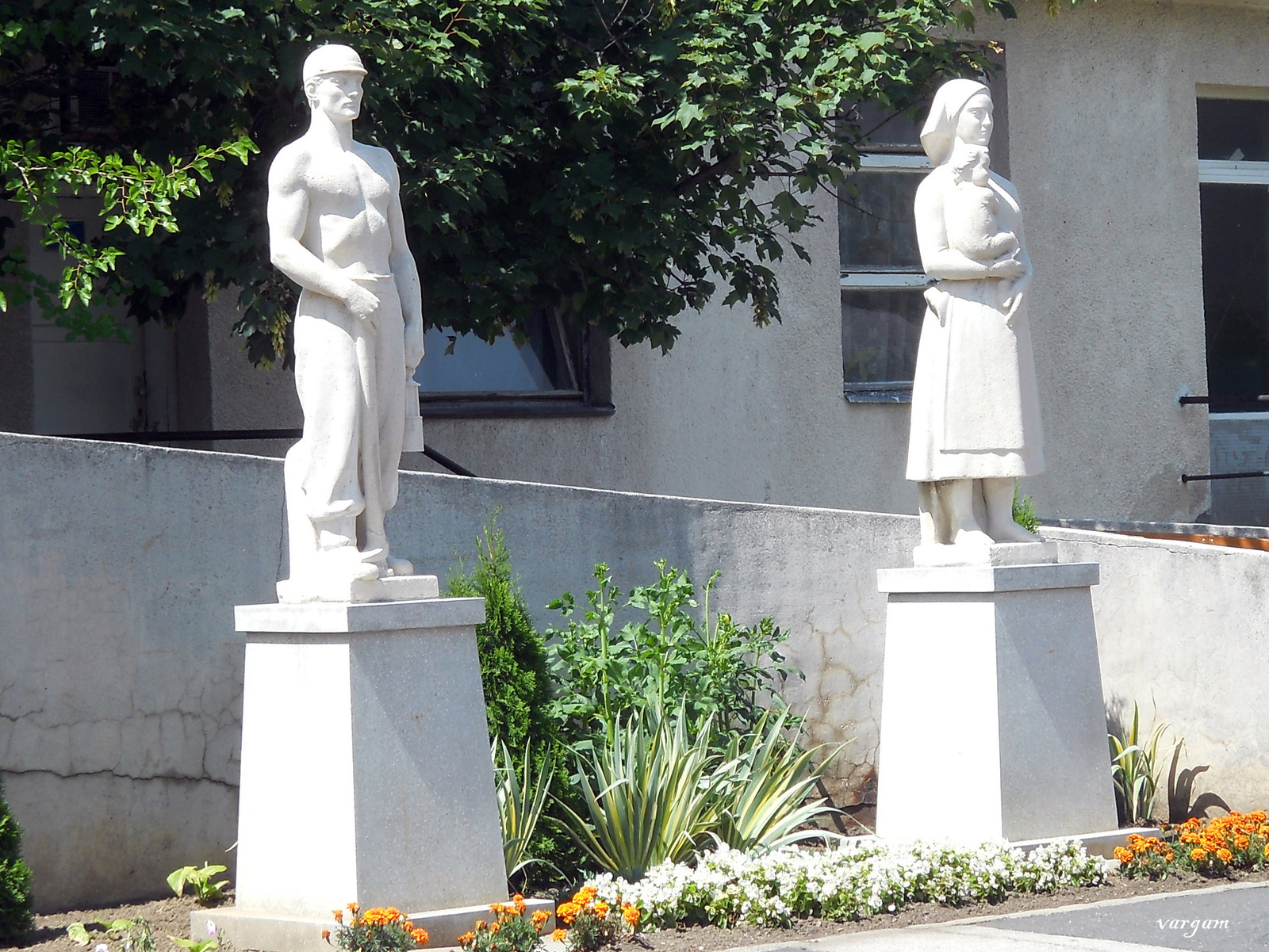szobrok Tatabányán