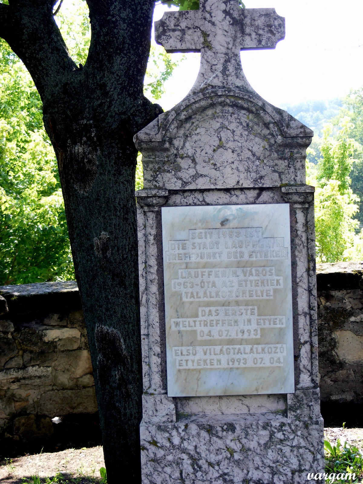 Sírkő I.világháború emlékére Etyeken a templomkertben-