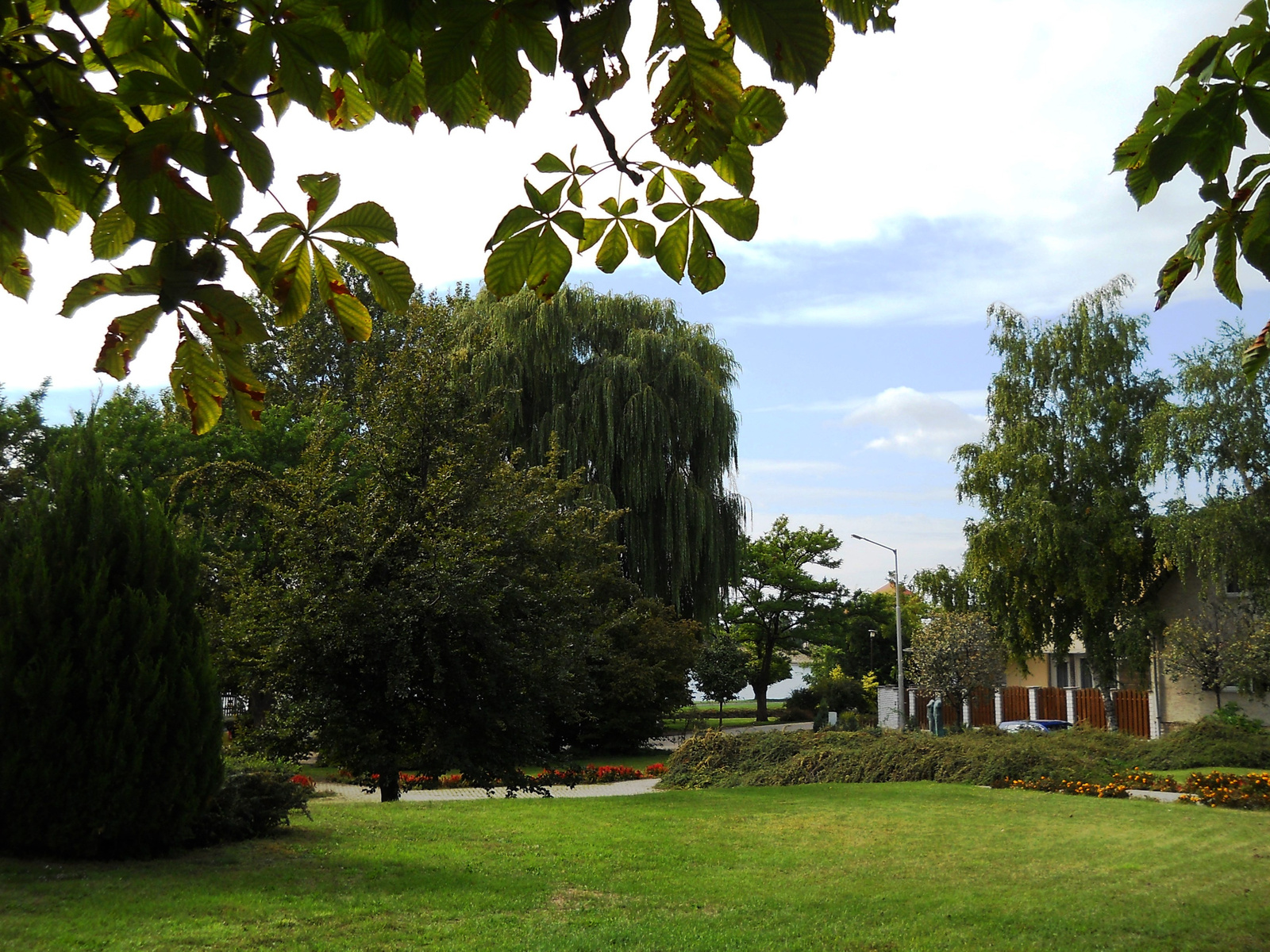 Tata Halászkert előtti park