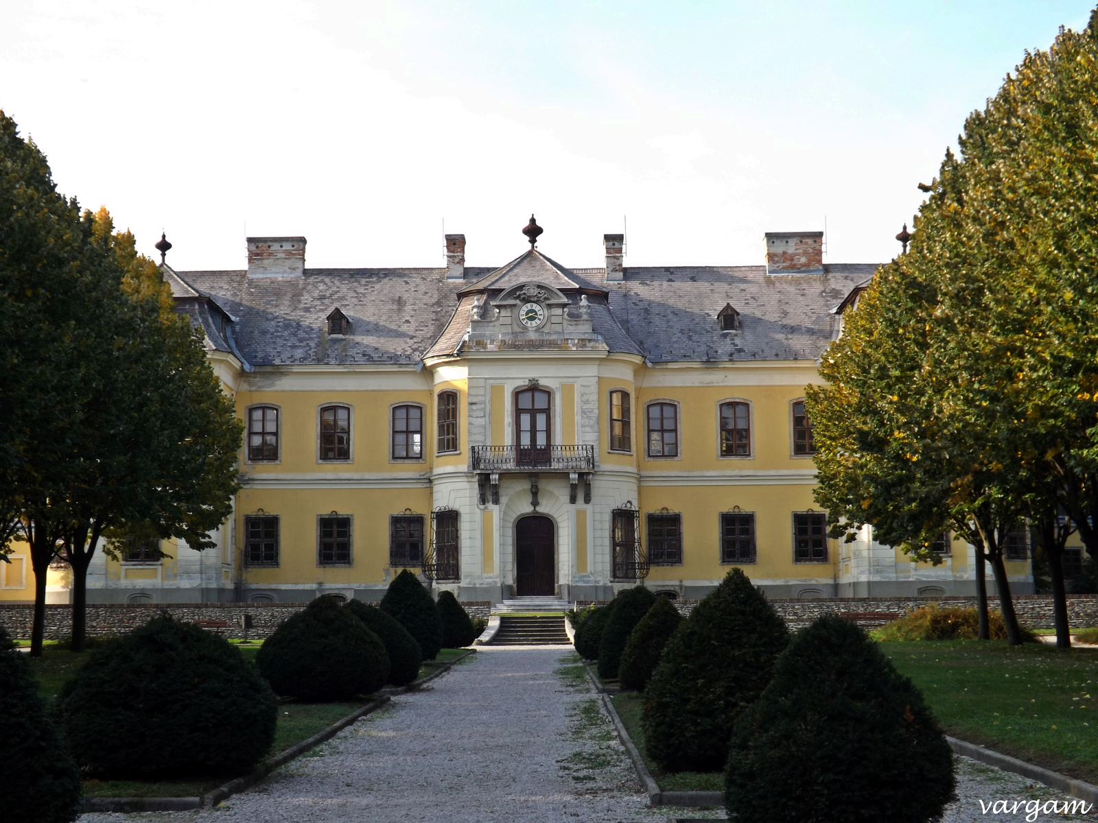 Lamberg kastély a park felöl . Mór