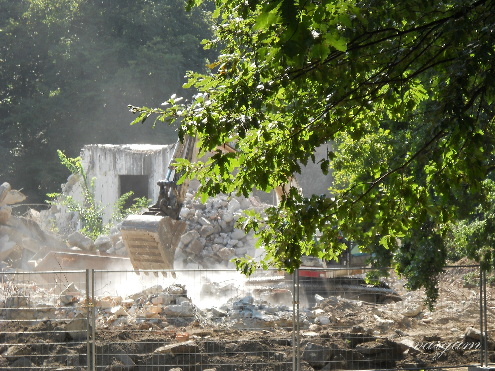 Tatabánya Középső Május 1 park bontás 2014.aug. 8 010