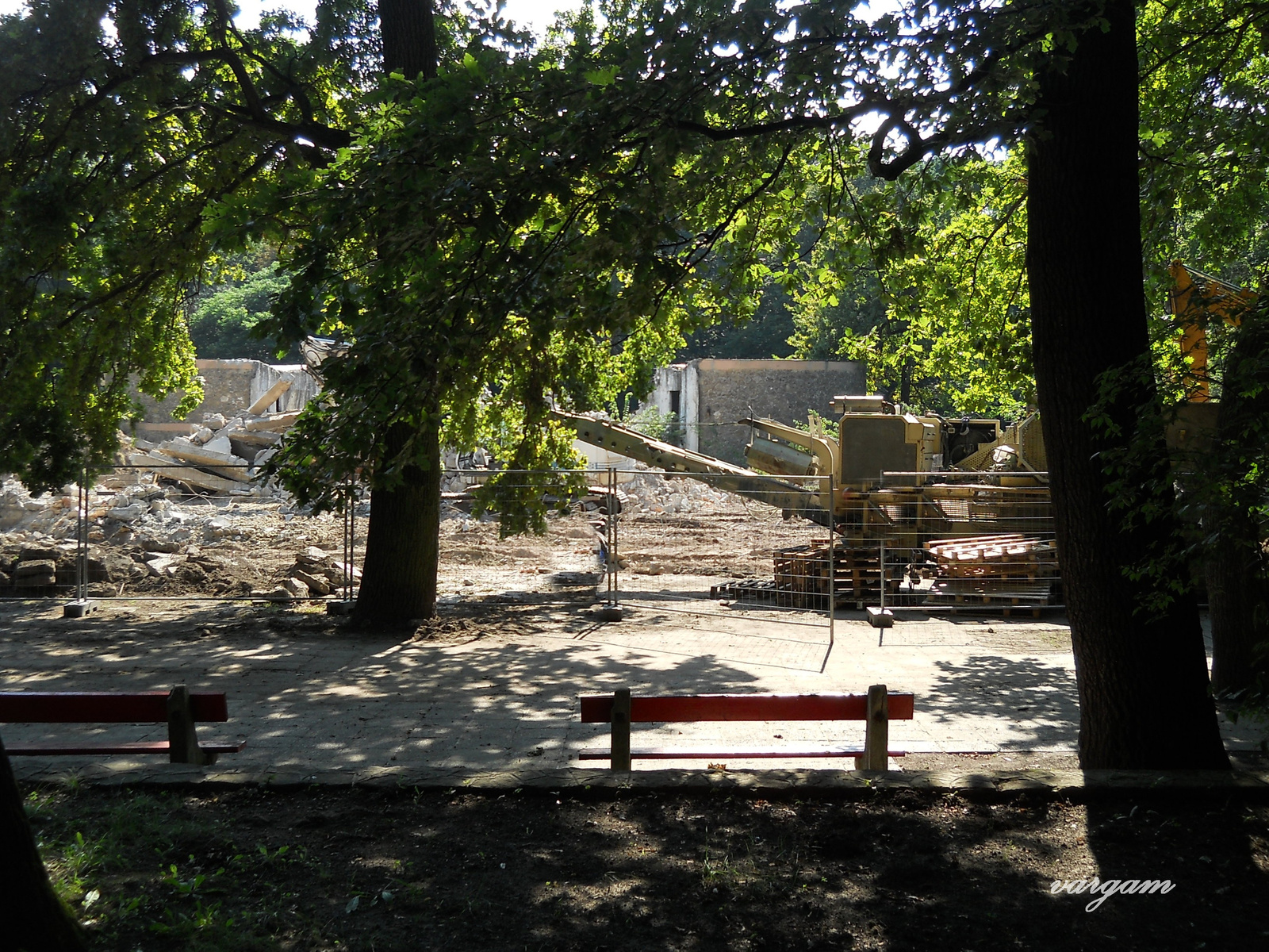 Tatabánya Középső Május 1 park Szabadtéri színpad bontása 2014.a