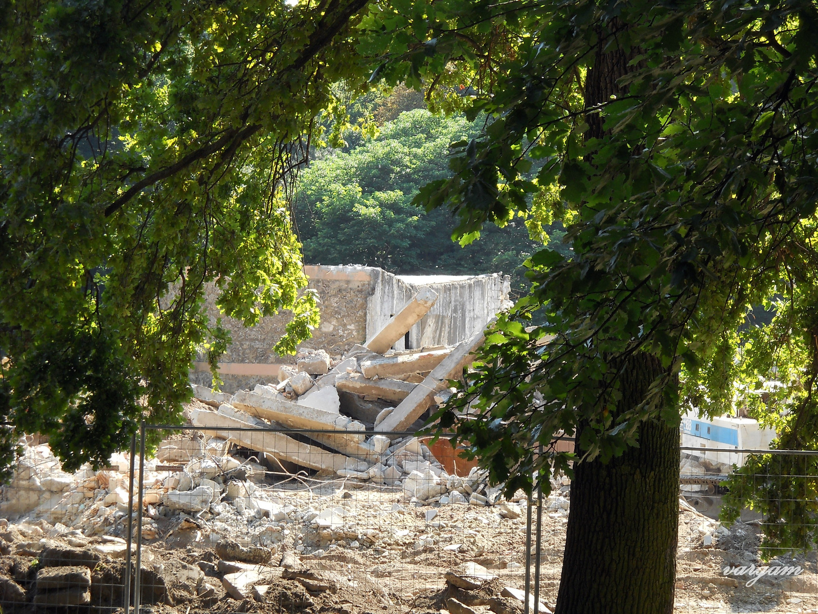 Tatabánya Középső Május 1 park Szabadtéri színpad bontása 2014.a