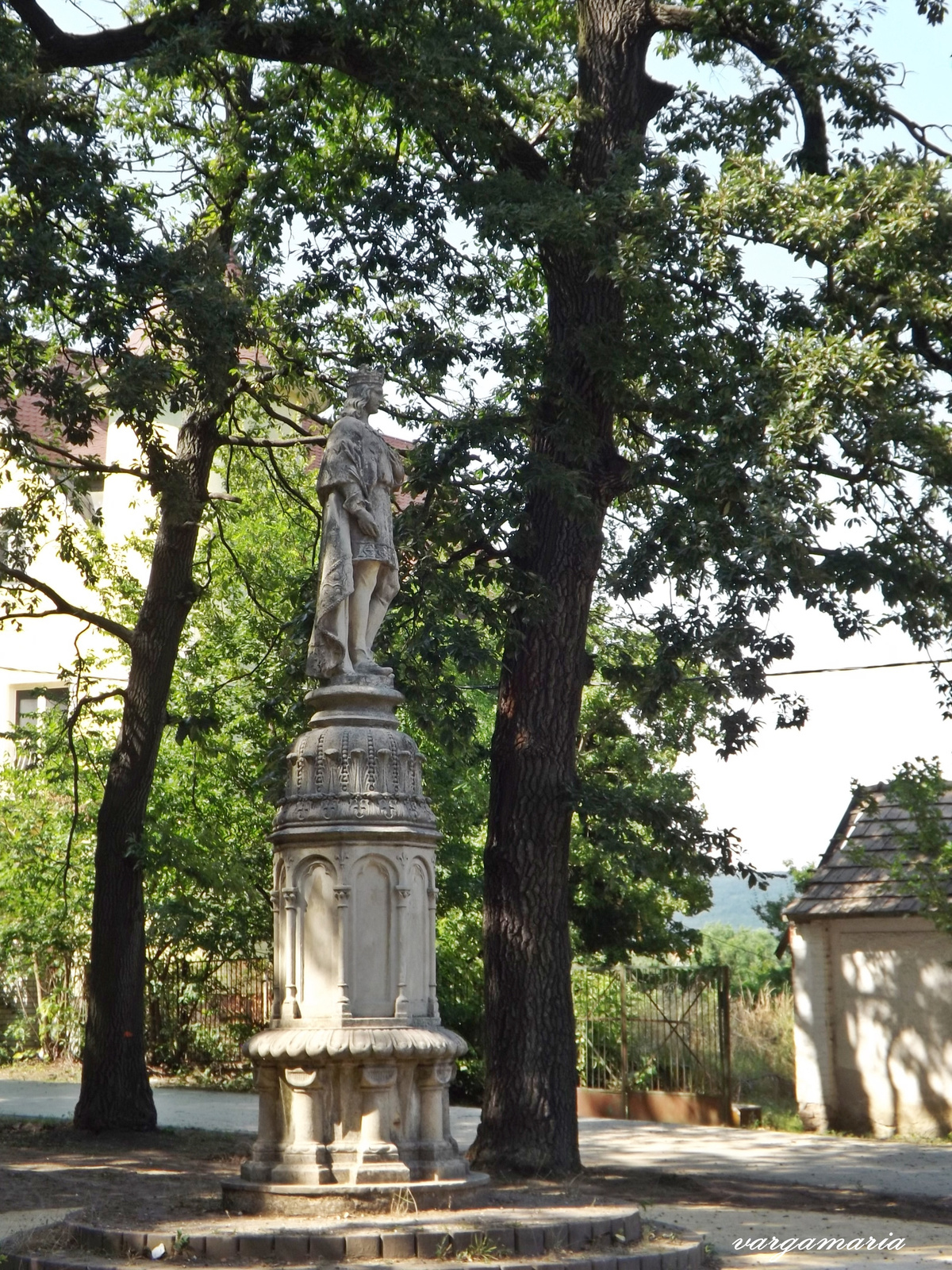 Szent Imre szobor Tatabánya Ó-városi Szent István Templom előtt