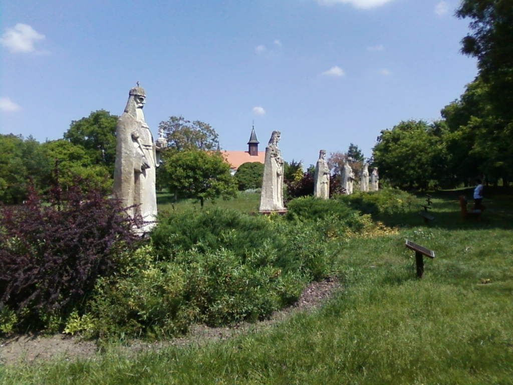 Kmét, Arborétum szentek sor.